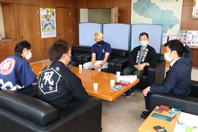 滝沢市長にアゼルバイジャンでの活動を報告