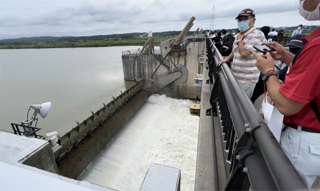 カウントダウンしてゲートオープンして可動堰から流れ込む水