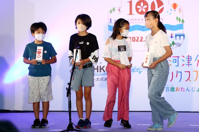 手作りした灯ろうを紹介する分水小4年生