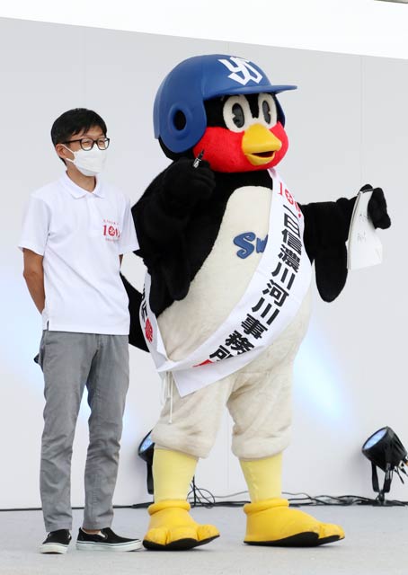 大河津分水サンクスフェスタで3年ぶりに来燕して一日信濃川河川事務所長を務めたつば九郎と実際の所長の今井所長