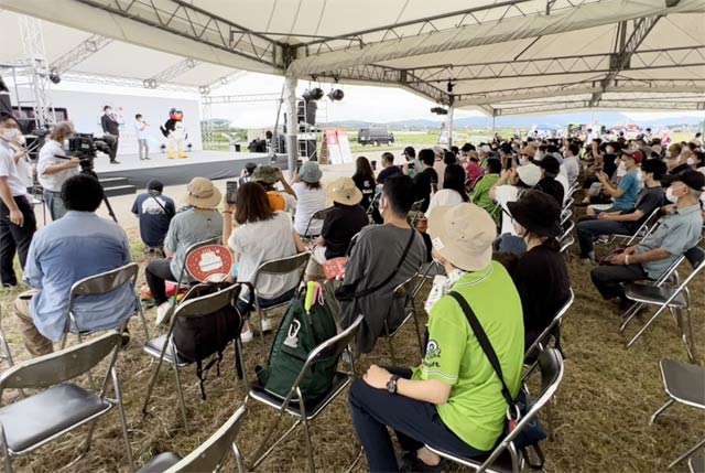 会場はつば九郎ファンで盛り上がる