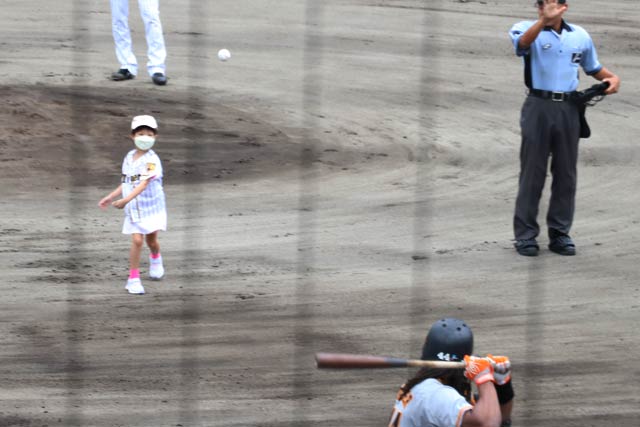 始球式を行う渡邉楓乃ちゃん