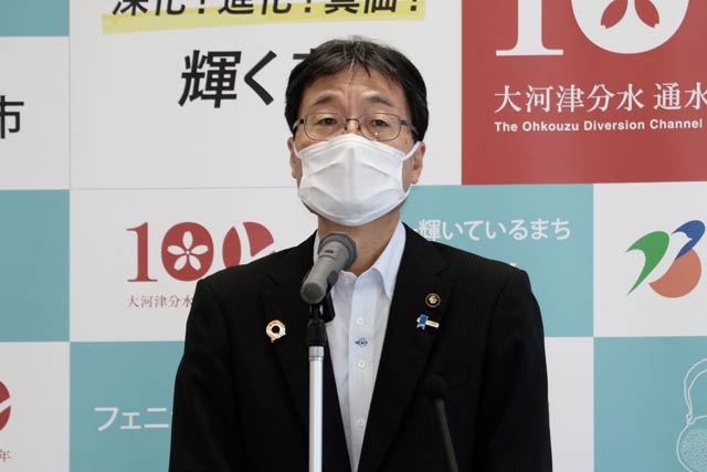定例記者会見を行う鈴木燕市長