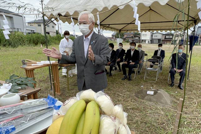 玉ぐしを捧げて柏手を打つ燕市社協の山岡会長