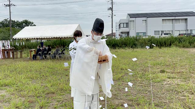 右奥の建物は分水商工会
