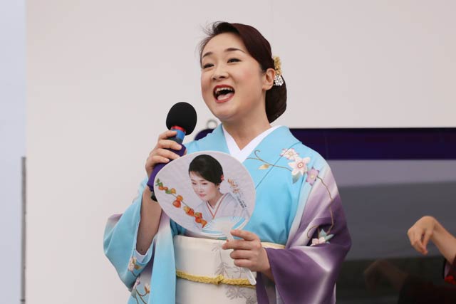 燕市出身の上杉香緒里さんのステージ