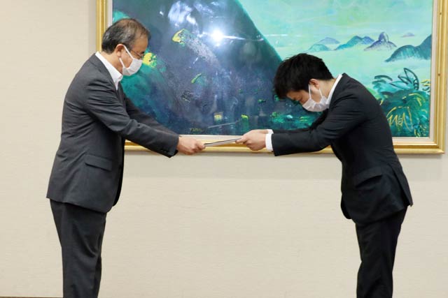 花角知事に要望書を手渡す滝沢三条市長