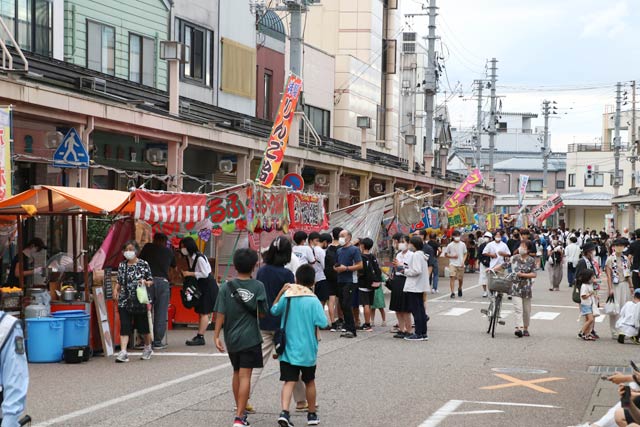 大通りに並ぶ露店