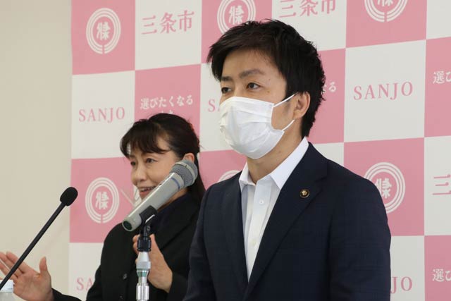 定例記者会見を行う滝沢市長