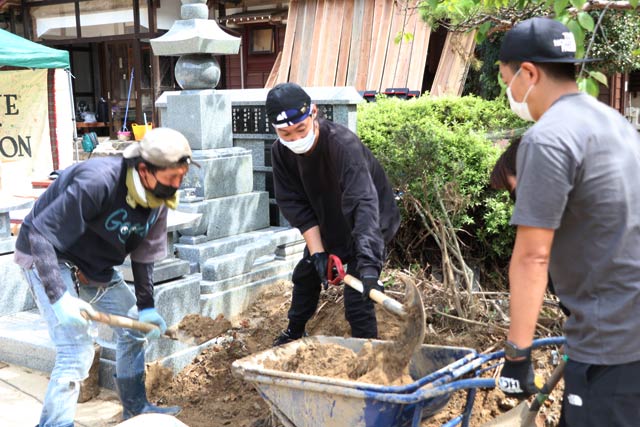 難波さんも泥出し作業を手伝う