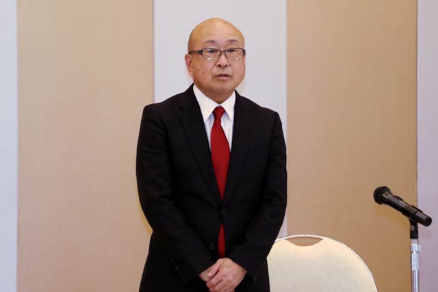 記者会見で決意表明