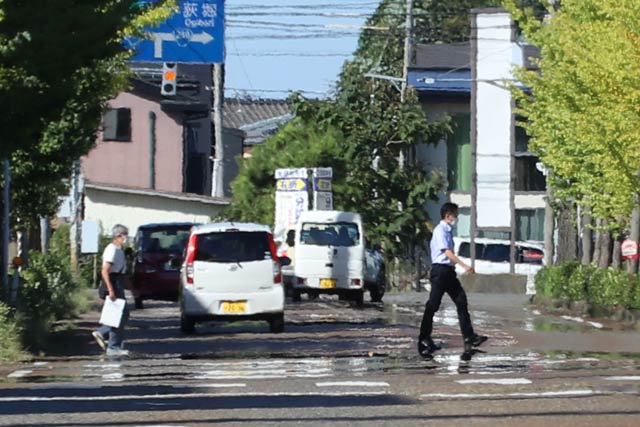 三条市役所前のかげろうにゆがむ景色と道路には逃げ水