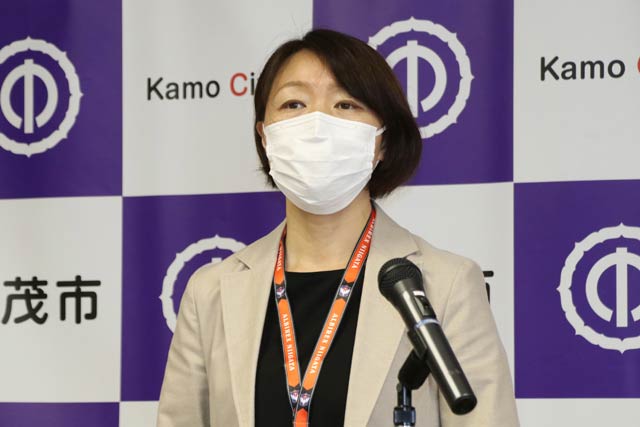 記者会見する藤田市長