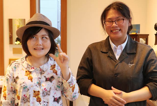 プレゼントされたネックレスを着けたひらりさんとデザインした近江さん
