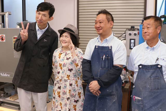 工場見学したひらりさん、いちばん左が浅野良裕常務