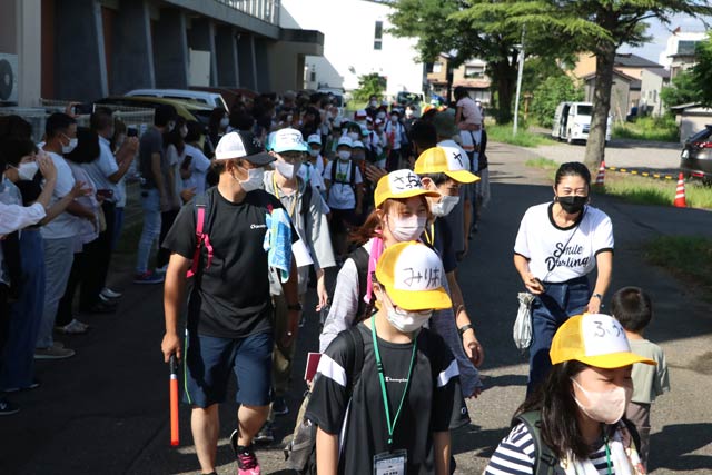 保護者とエアーでハイタッチして大崎会館をスタート