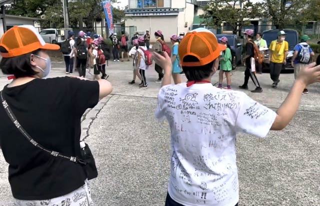 最初のチェックポイントの三条商業高校で中高生スタッフを子どもたちを迎える
