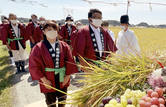 伊彌彦米を無農薬栽培した菅沼さん夫婦