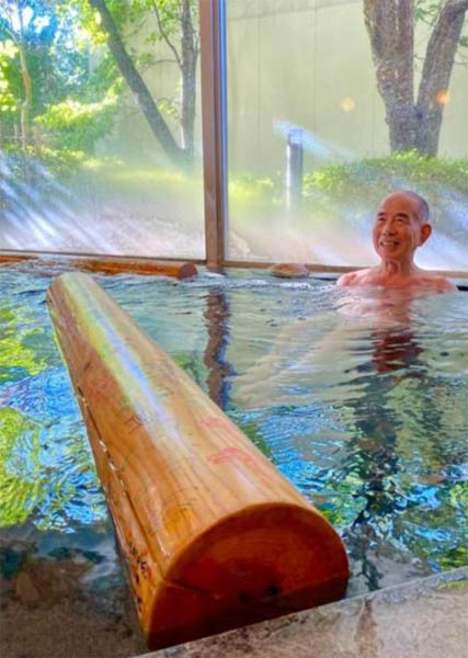 「超・長生き（長い木）風呂」