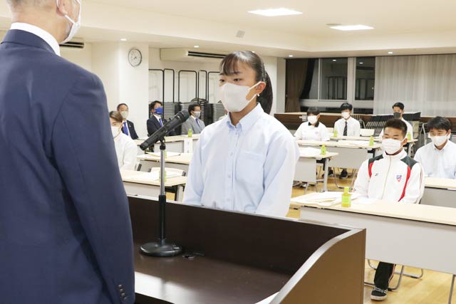 謝辞を述べる分水高校カヌー部部長の3年沖野星さん
