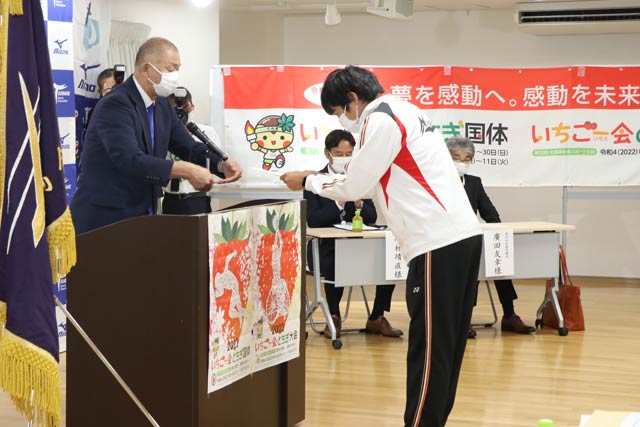 田辺会長から激励金を手渡す