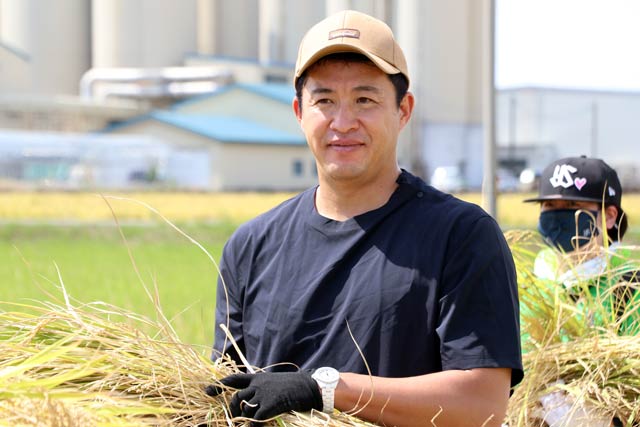 燕市のスワローズライスファームの稲刈りに挑戦した五十嵐亮太さん