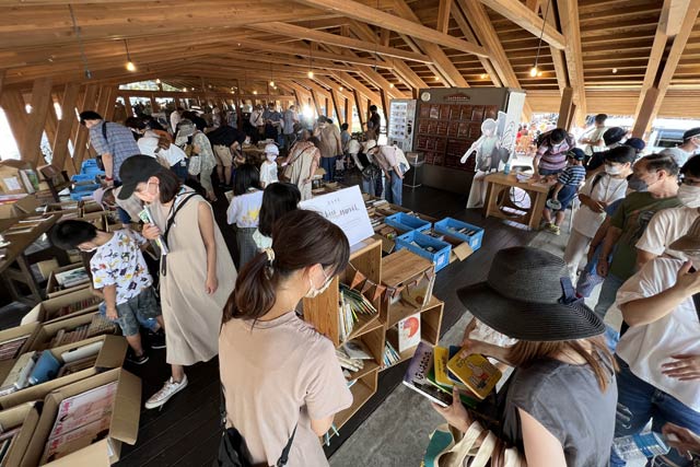 「ステージえんがわ」で開かれている「book book market」