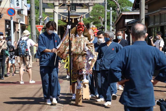 てんぐは本物さながら