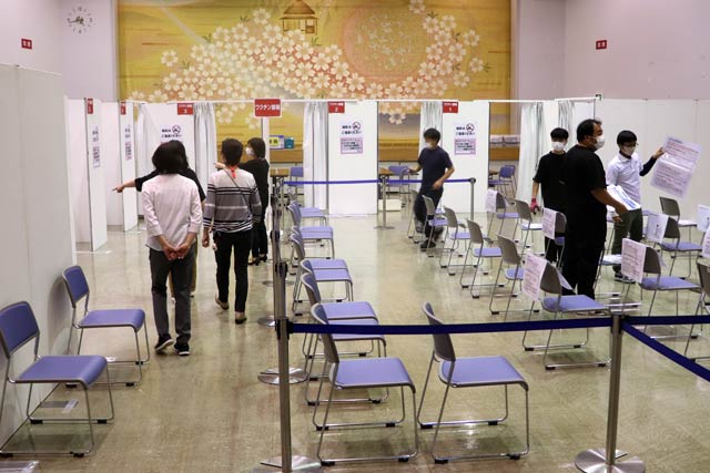 オミクロン対応ワクチン接種の集団接種会場となる分水公民館の会場設営