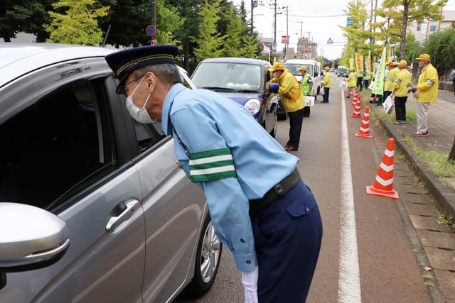 三条市役所前で街頭指導
