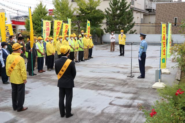 市役所低層棟屋上広場で出発式