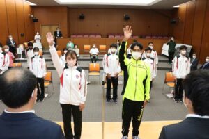 三条市出場選手壮行会で選手宣誓するゴルフ女子に出場する下田城カントリー倶楽部の近藤あみ選手(左)と陸上競技少年A男子走り幅跳びに出場する三条東高校3年桑原寧大選手