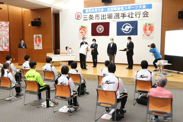 激励費と選別を贈呈