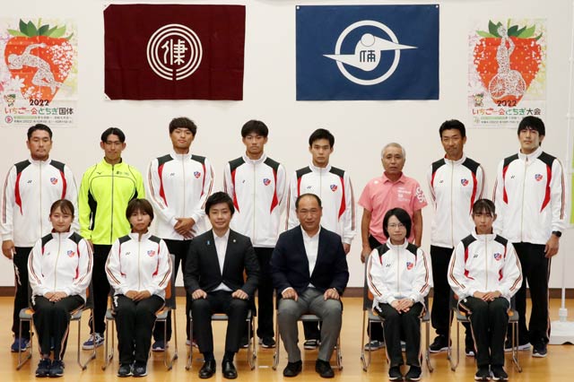 滝沢市長、中條会長と記念撮影