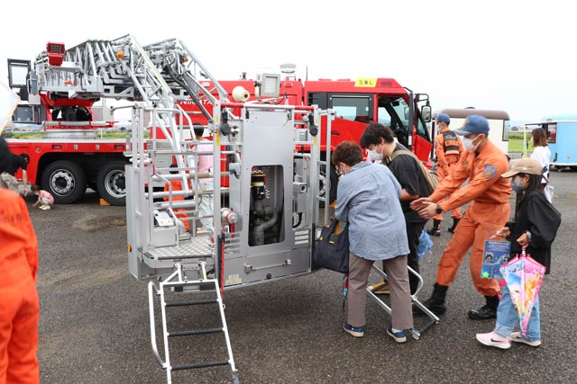はしご車ははしごを伸ばさずにバケットに乗るだけに