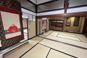 三条別院秋彼岸会で御虫干し展