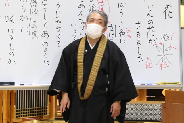 24日の逮夜法要を勤めた九州教区教化本部長の菊池政和氏（江善寺）
