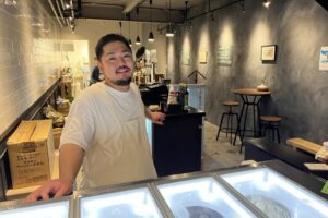 夜間営業でアイスも酒も「AMEYA AISU」
