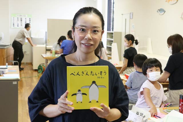 ワークショップの会場で代表作『ぺんぎんたいそう』を手に齋藤槙さん