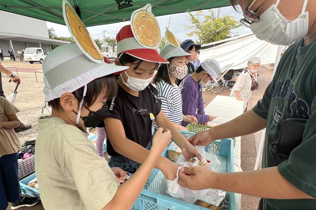 二・七の市でナシを売る大島小3、4年生