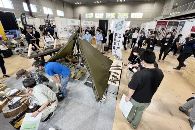 燕三条地場産業振興センターで開かれている「燕三条トレードショウ」