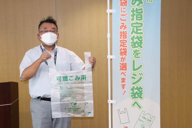 家庭用ごみ指定袋をレジ袋化でレジで販売するごみ袋と協力店が掲示する旗