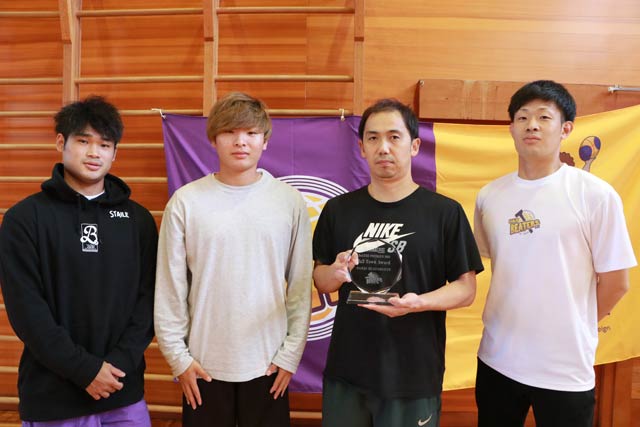 「3x3 Town Award」トロフィー掲げる三条ビーターズ選手、左から柿下侑輝、木村悠杏、並木拓也C、安恒俊の各選手