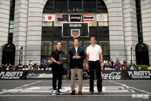 大森ベルポート・アトリウムで開催された授賞式に参加した三条ビーターズ柴山代表(写真中央)
