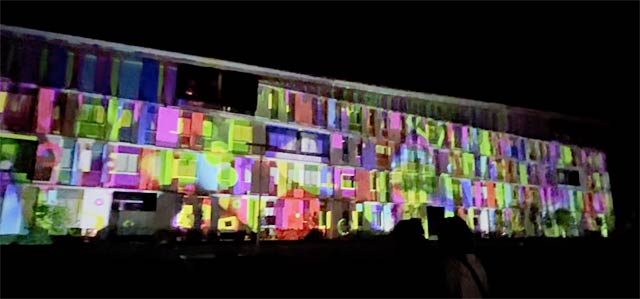 三条市立大学の外壁を使って行われたプロジェクションマッピング
