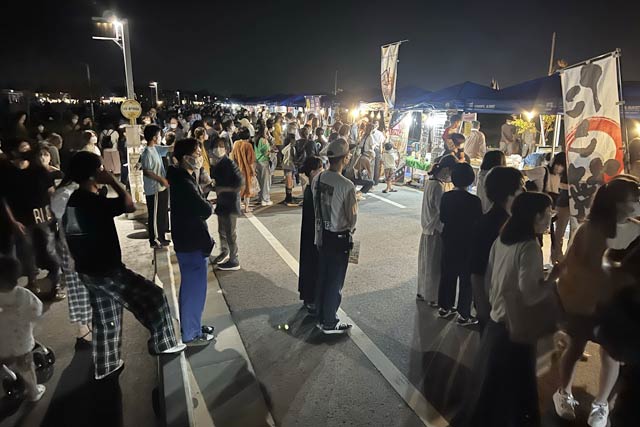 夜遅くなっても店には行列ができた