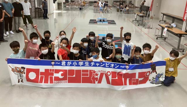 決勝トーナメント出場者で記念撮影