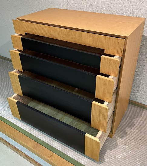 桐カンナかけ大会の優勝賞品の桐たんす