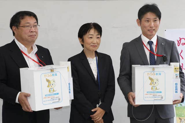 行政相談ボックス設置運用開始式で左から湯田上郵便局の須佐孝一局長、総務省新潟行政評価事務所の井澤誠子所長、羽生田郵便局の神子島健太局長