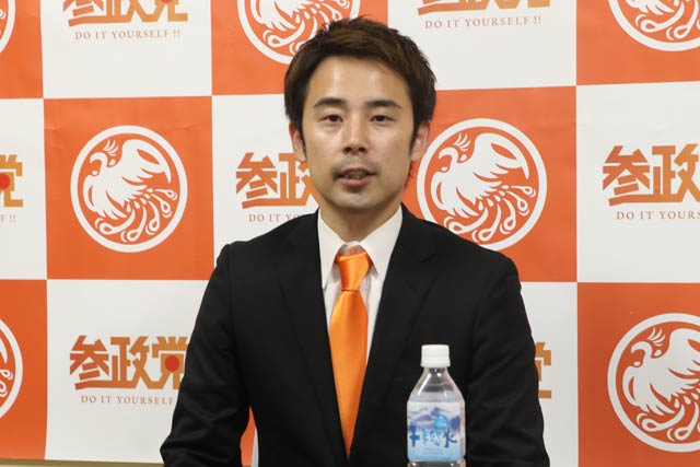 記者会見する稲村氏